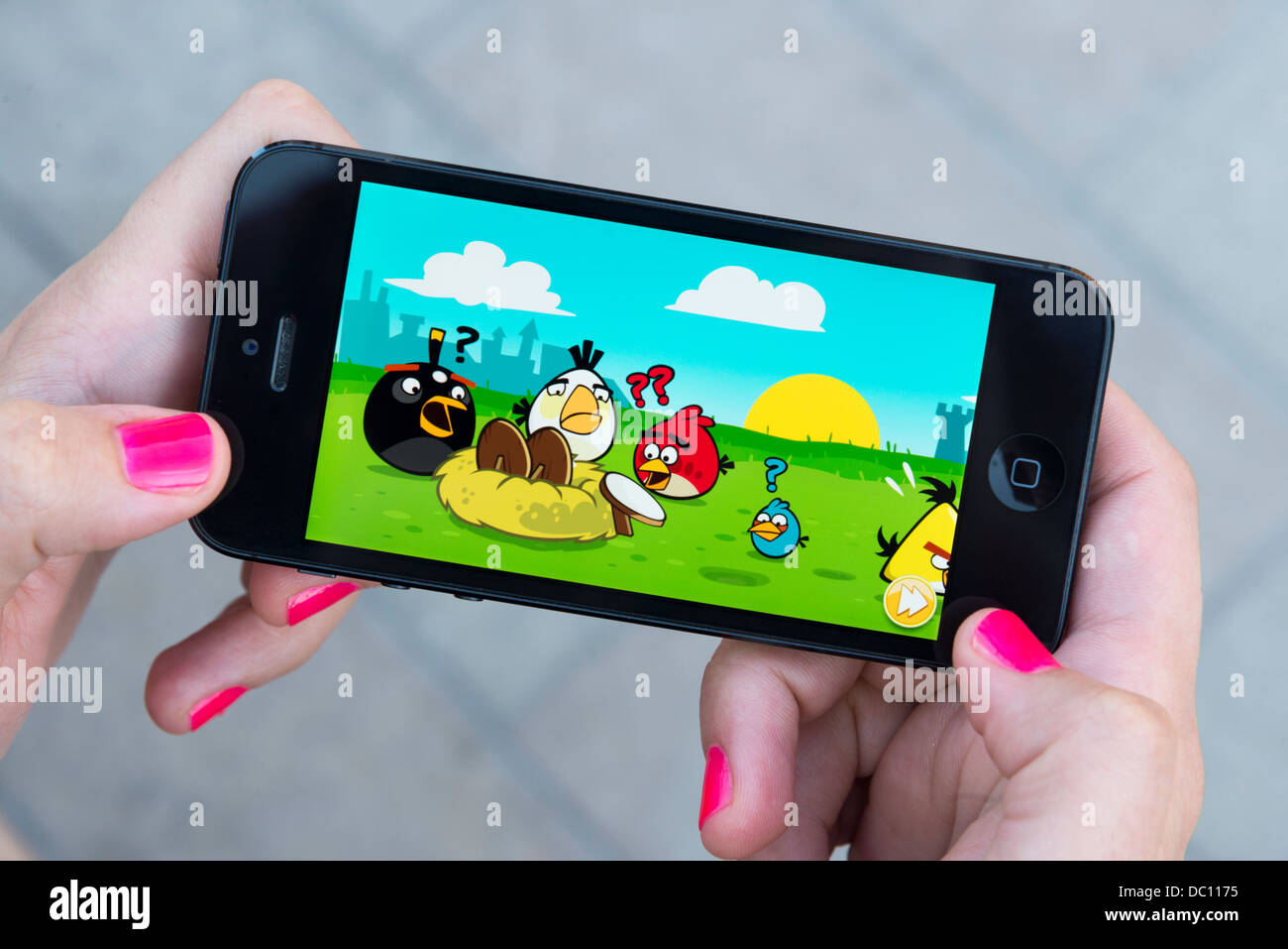 Frau spielt Angry Birds Spiel auf einem Apple iPhone 5 Stockfoto