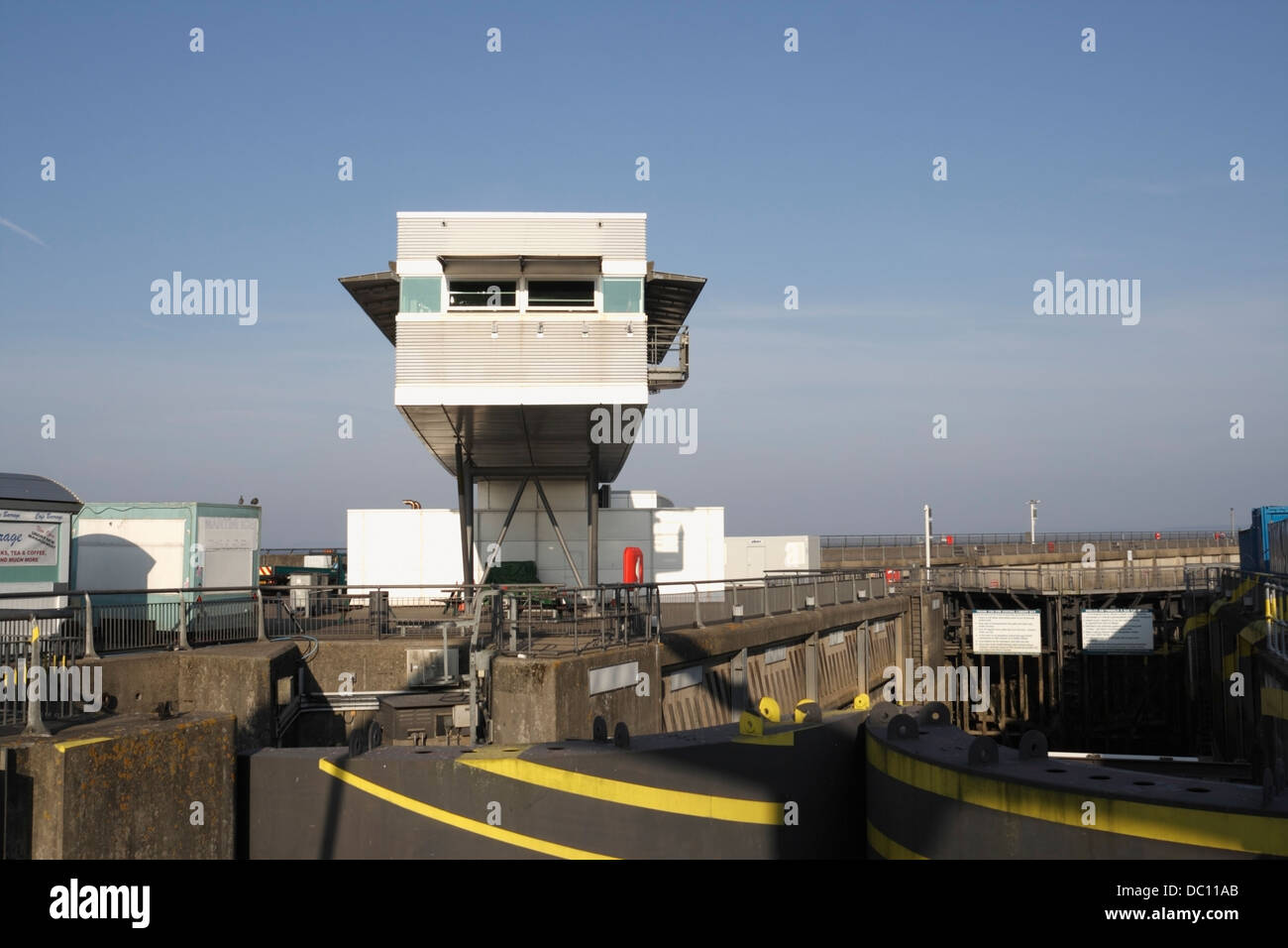 Cardiff Barrage Control Building, Cardiff Bay Wales Vereinigtes Königreich. Metallbau modernistische Architektur Metallbau Stockfoto