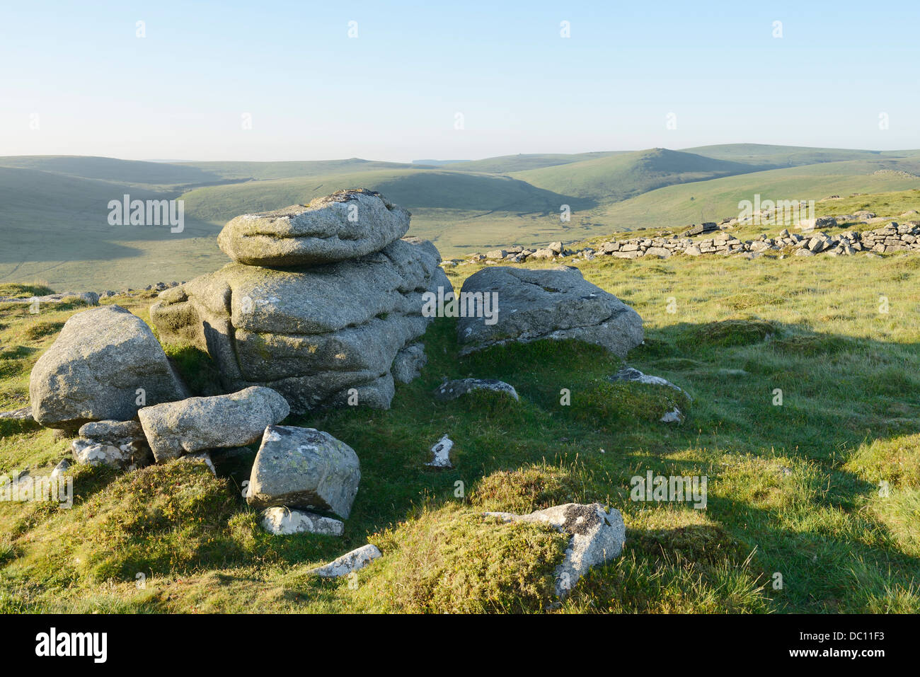 Einem Felsvorsprung auf Belstone, mit Blick auf Steeperton Tor, Dartmoor, UK. Stockfoto