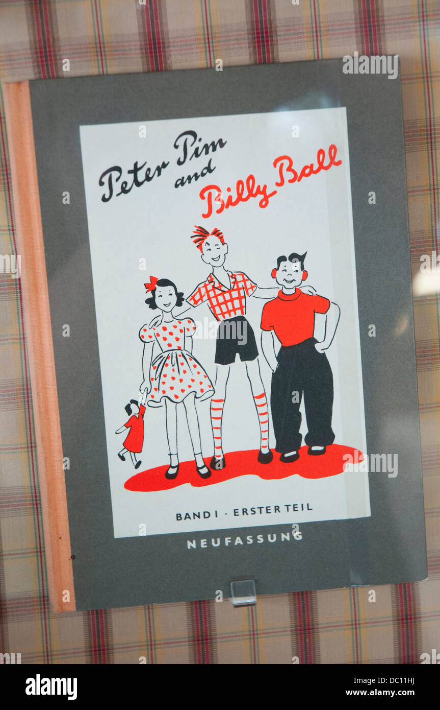 Deutschland, Berlin. Mitte. Bahnhof Friedrichstraße. Tranenpalast (Tränenpalast). Kinder-und Jugendbuch. Stockfoto