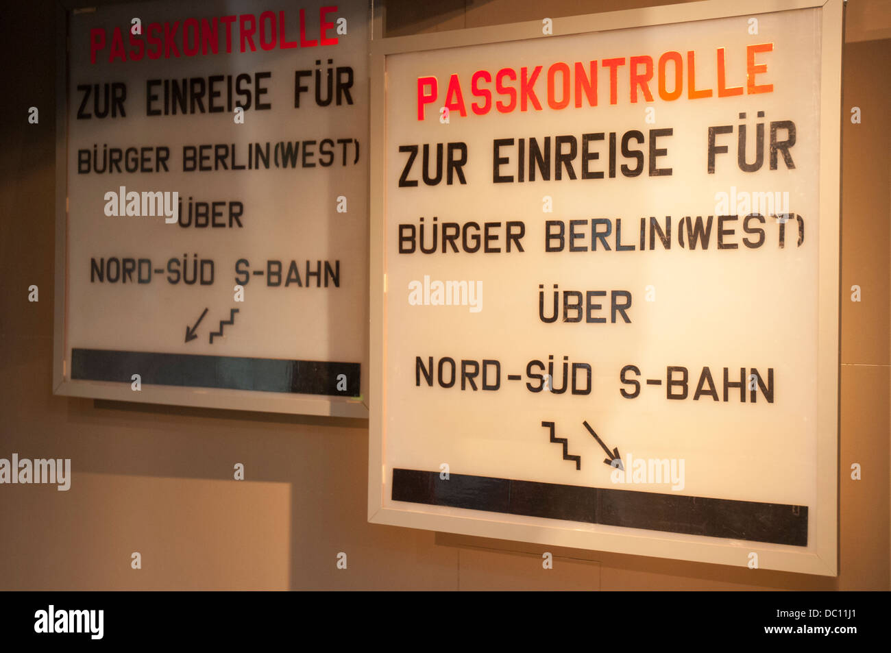 Deutschland, Berlin. Mitte. Bahnhof Friedrichstraße. Tranenpalast (Tränenpalast). Ursprünglichen Zeichen. Stockfoto