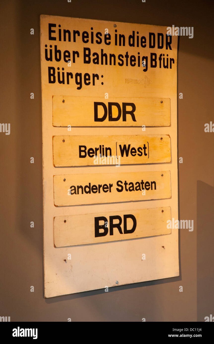 Deutschland, Berlin. Mitte. Bahnhof Friedrichstraße. Tranenpalast (Tränenpalast). Ursprünglichen Zeichen. Stockfoto
