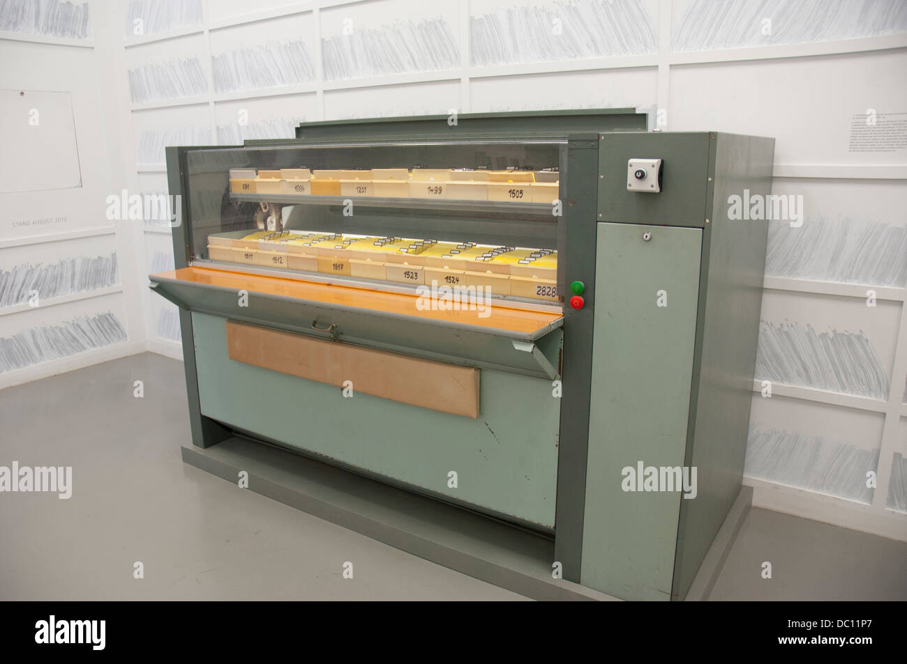 Deutschland, Berlin. Mitte. Stasi: Sterben Ausstellung. Karteikarte des Ministeriums für Staatssicherheit verwendet für Details von Informanten. Stockfoto