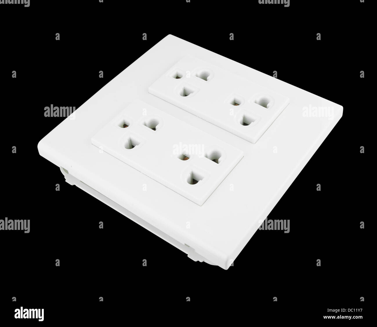 Steckdose (Steckdose Stecker) auf schwarzem Hintergrund Stockfoto