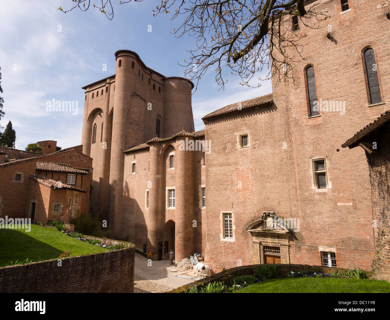 Bischofspalast in Albi. Der Palast beherbergt heute das Museum Toulouse Latrec. Ein Arbeiter bietet Skala bis das massive Backsteingebäude Stockfoto Bischofspalast in Albi. Der Palast beherbergt heute das Museum Toulouse Latrec. Ein Arbeiter bietet Skala bis das massive Backsteingebäude Stockfoto