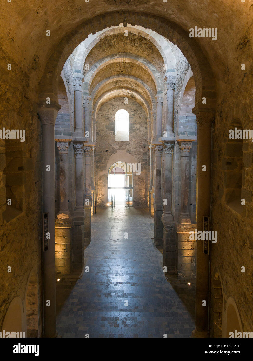 Innenraum des Klosters Saint Pere de Rodes. Eine lange gewölbte Gang in das Innere des Klosters massive. Stockfoto