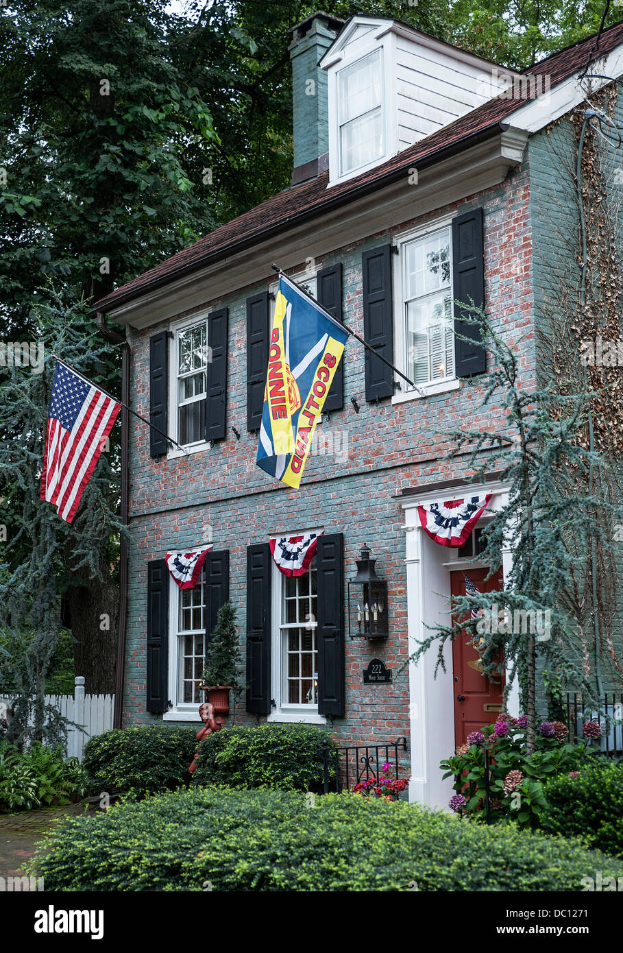 Malerisches Haus im Kolonialstil auf historischen Wald Straße, Burlington, New Jersey, USA Stockfoto