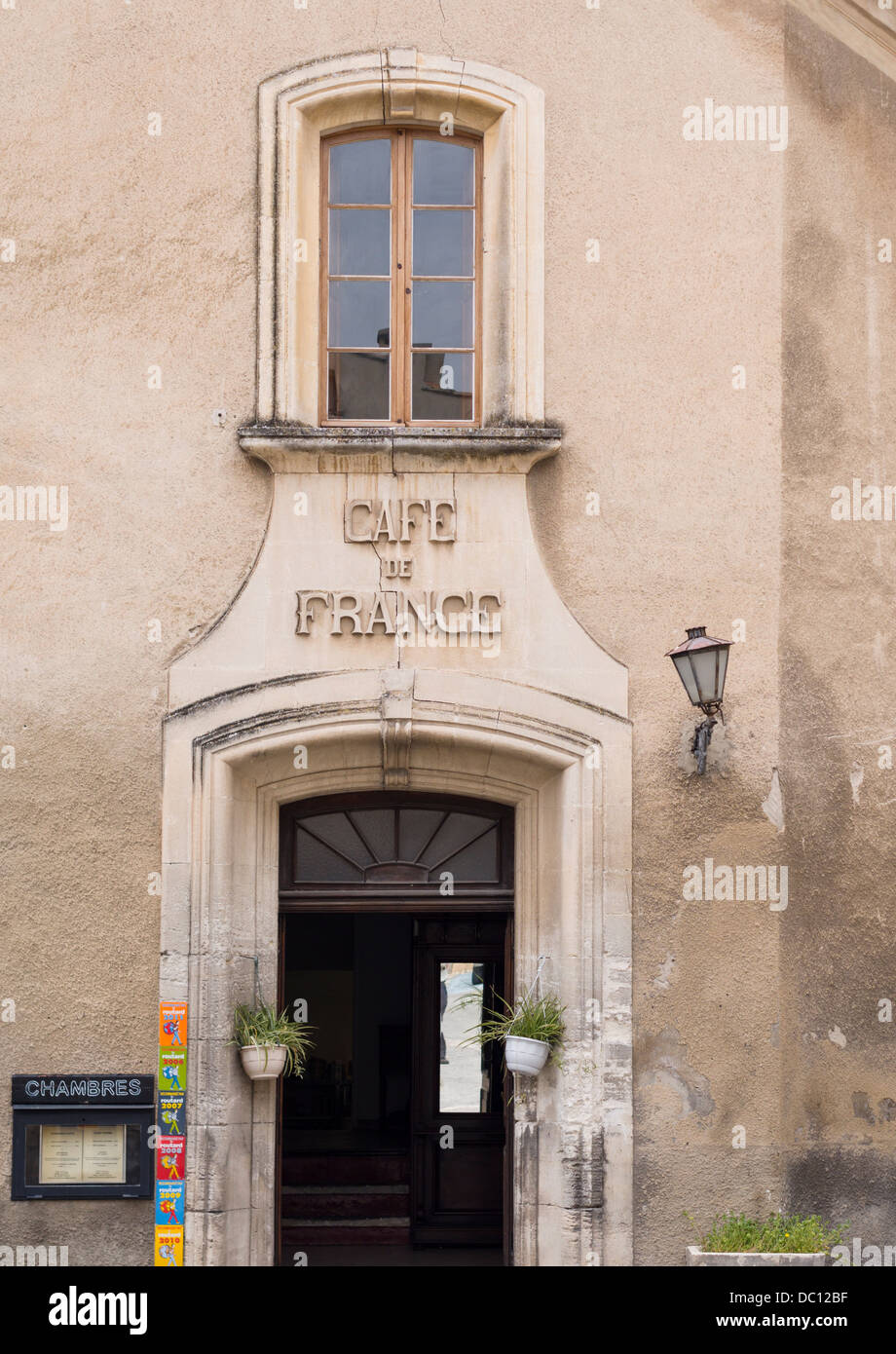 Cafe de France Hotel. Der lowKey Eingang zu einem kleinen Hotel in