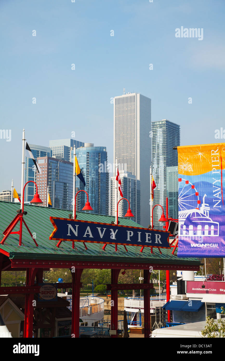 Navy Pier am 19. Mai 2013 in Chicago, IL. Es hat eine 3.300 Fuß (1.010 m) langen Pier am Ufer des Lake Michigan Chicago ist. Stockfoto