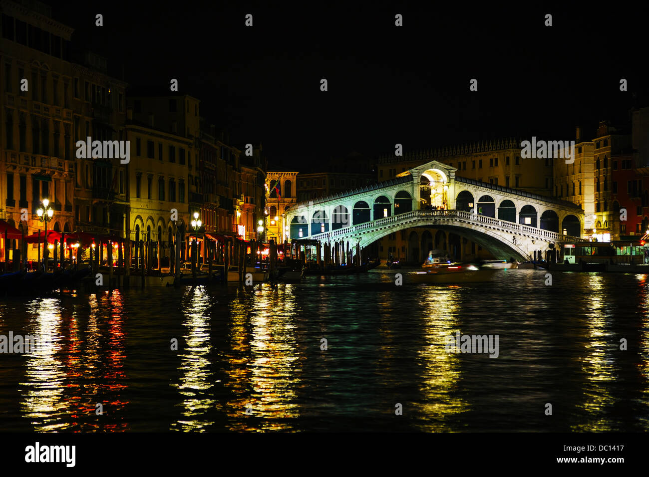 Rialto-Brücke (Ponte Di Rialto) in Venedig bei Nacht Stockfoto