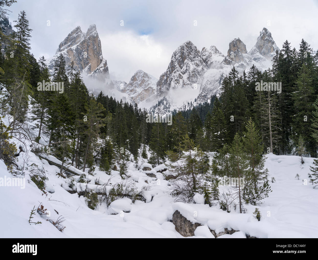 Italien, Südtirol, Rosengarten (Rosengarten) Gebirgskette der Dolomiten im Winter und tiefen Schnee. Stockfoto