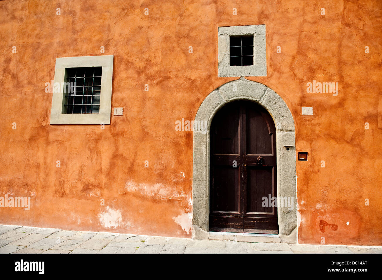 Orange Wand mit Tür und Fenster, Pisa, Toskana, Italien Stockfoto