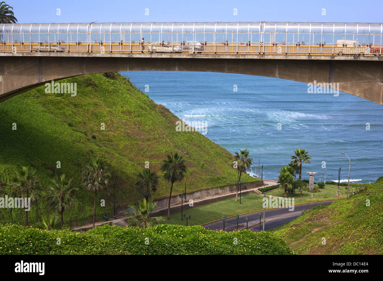 E. Villena Rey Brücke über die Straße Bajada Balta hinunter die Küste von Miraflores, Lima, Peru Stockfoto
