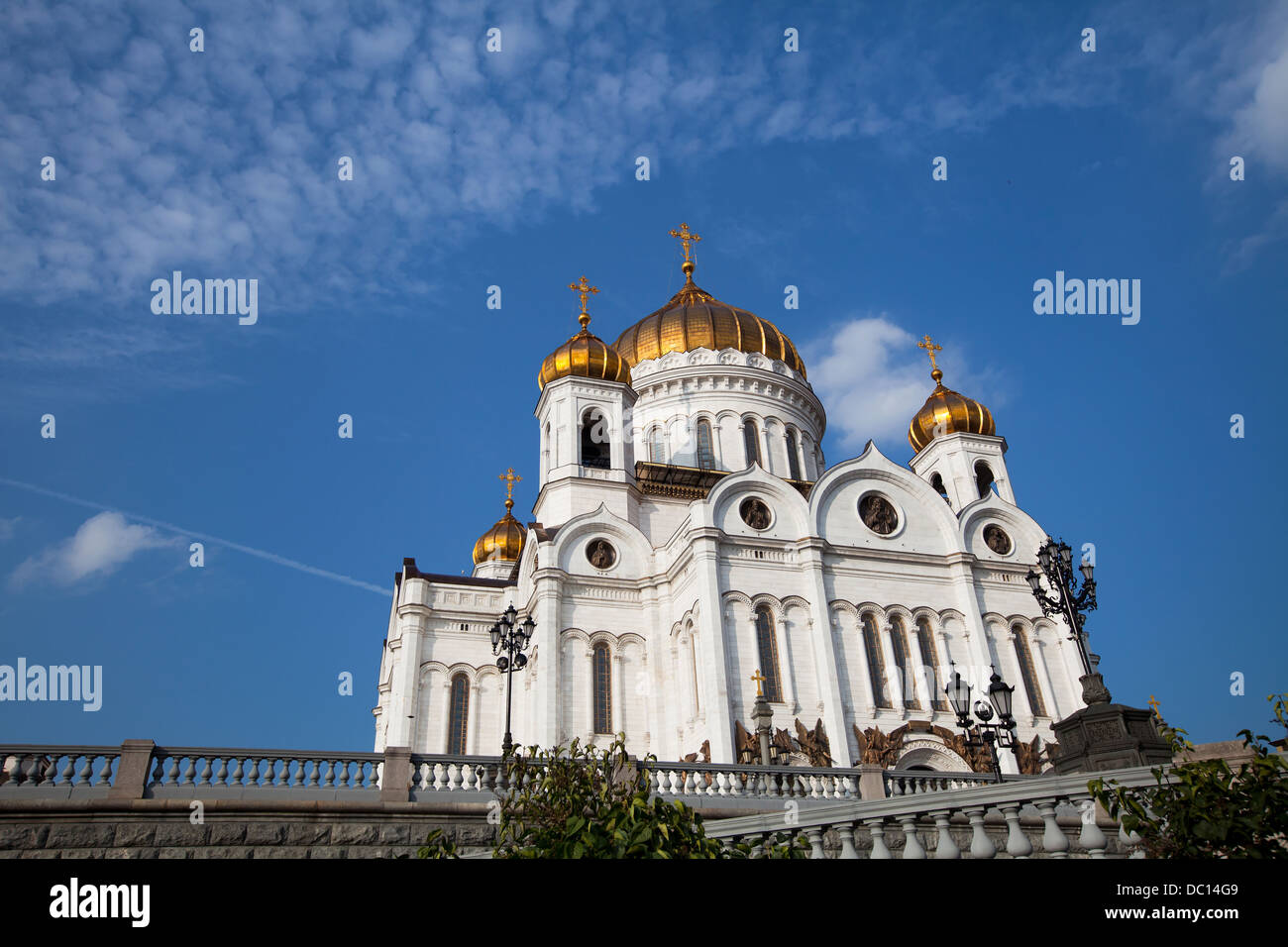 Kathedrale von Christus dem Erlöser auf blauen Himmelshintergrund in Moskau, Russland Stockfoto