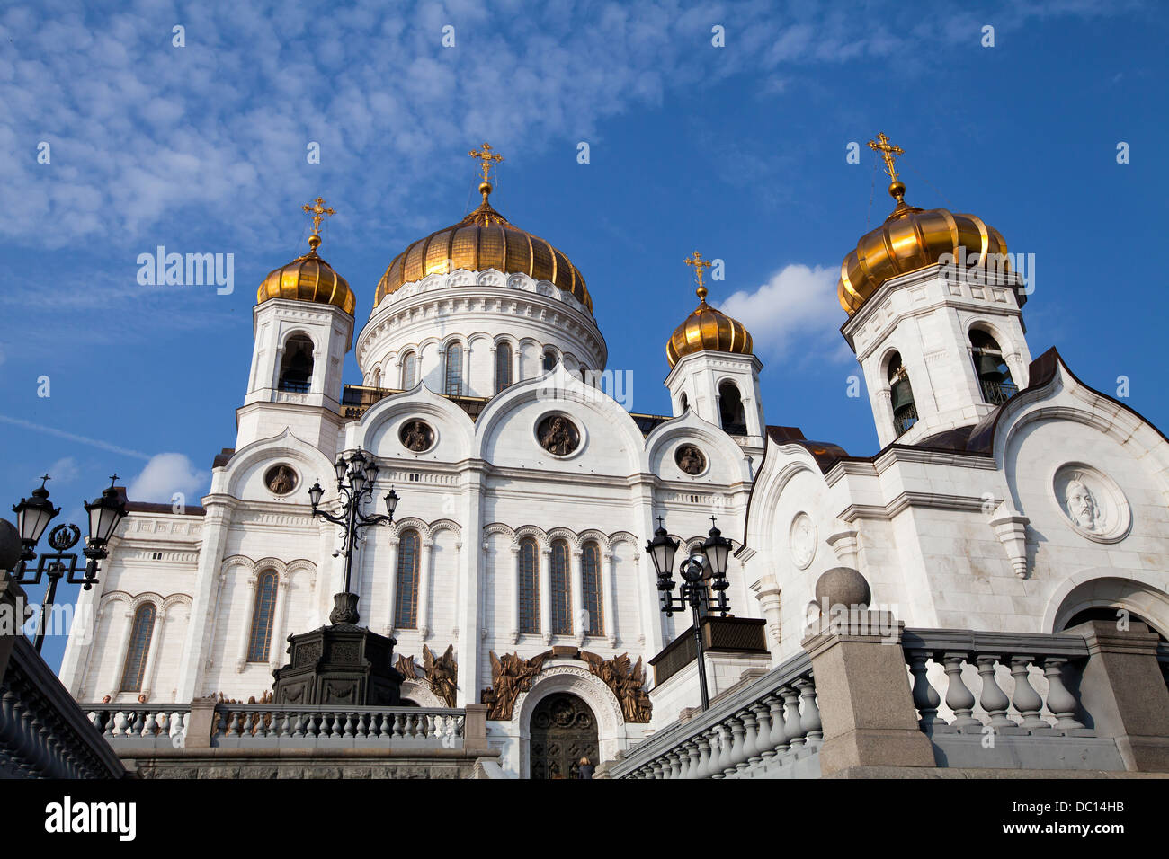 Kathedrale von Christus dem Erlöser auf blauen Himmelshintergrund in Moskau, Russland Stockfoto