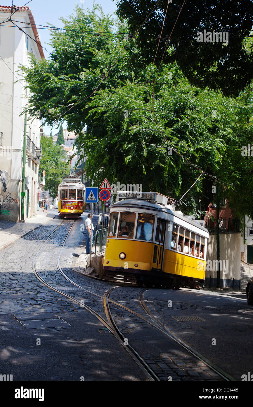 Europa, Portugal, Lissabon. Traditionellen gelben Straßenbahn in Lissabon. Stockfoto