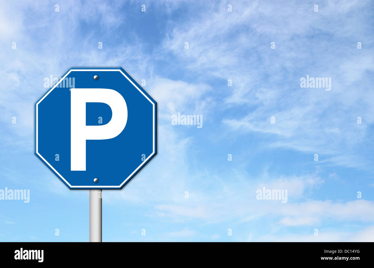 Sechseck Parkplatz Schild mit blauem Himmel leer für text Stockfoto