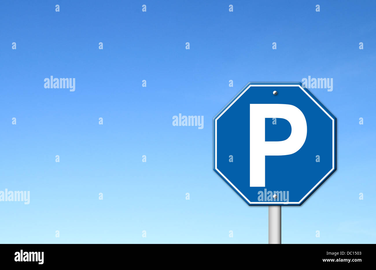 Sechseck Parkplatz Schild mit blauem Himmel leer für text Stockfoto