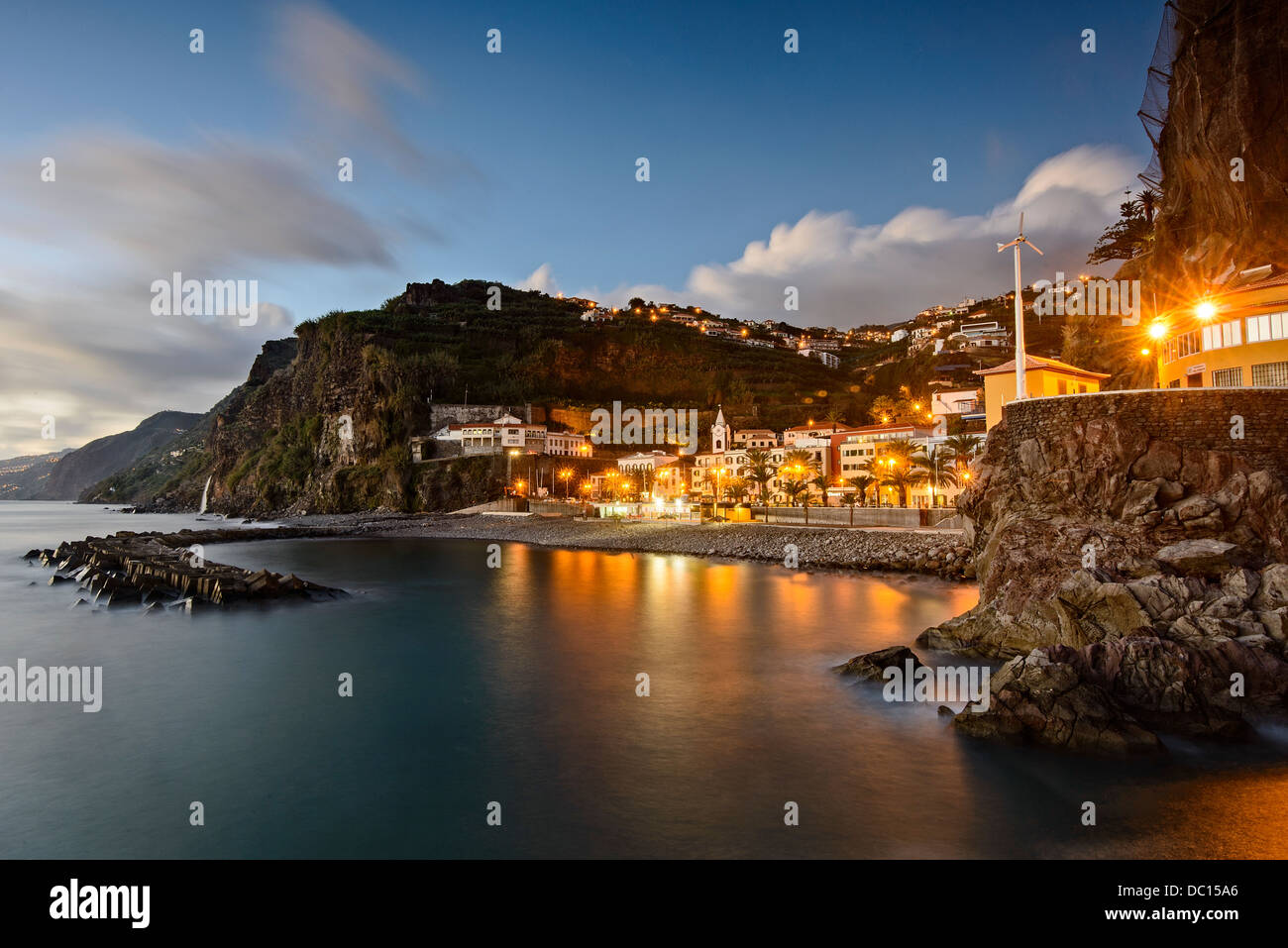 Küstenstadt nachts beleuchtet, Ponta do Sol, Madeira Stockfoto
