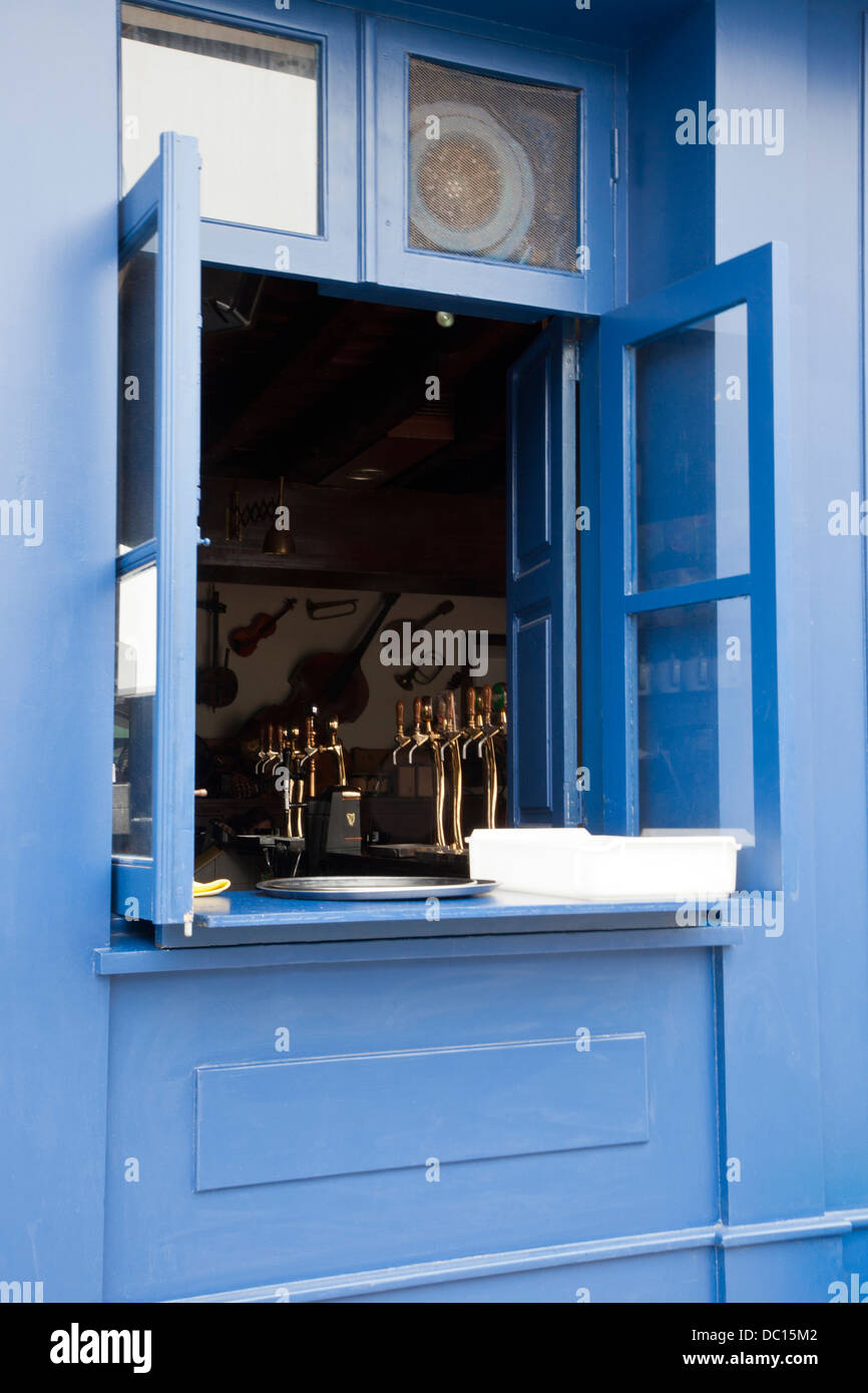 Europa, Portugal, Aveiro. Eine Bestellung Fenster zu einem Restaurant in der Stadt Aveiro. Stockfoto