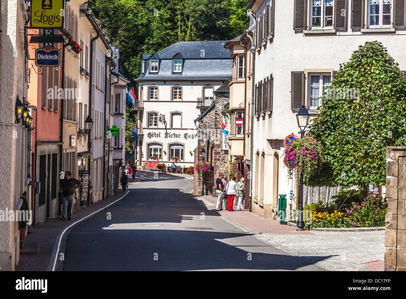 Einer der wichtigsten Straßen durch das malerische Dorf von Vianden in Luxemburg. Stockfoto