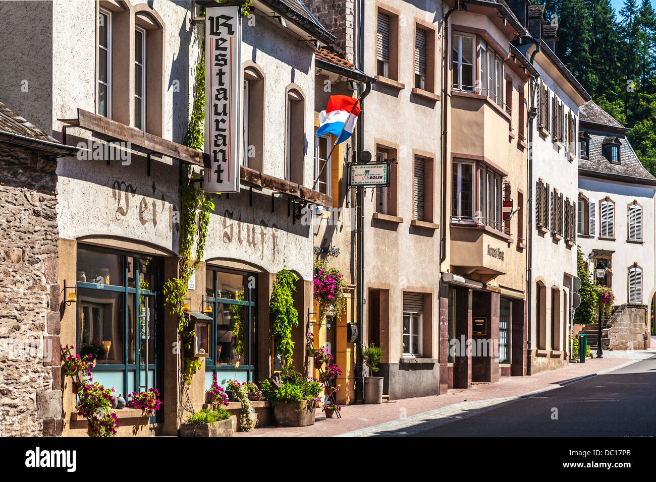 Einer der wichtigsten Straßen durch das malerische Dorf von Vianden in Luxemburg. Stockfoto