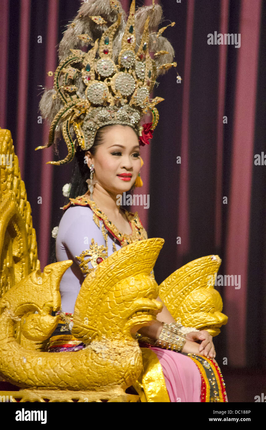 Künstler führt einen kulturelle Tanz, Nong Nooch Village, Pattaya, Thailand Stockfoto