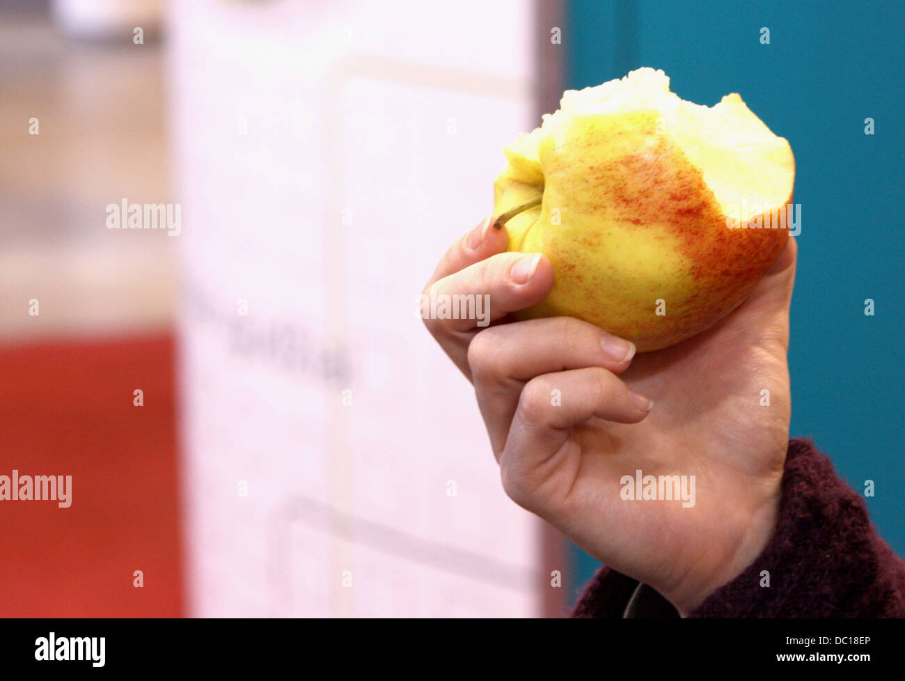 Nahaufnahme der Hand mit der angebissene Apfel Stockfoto