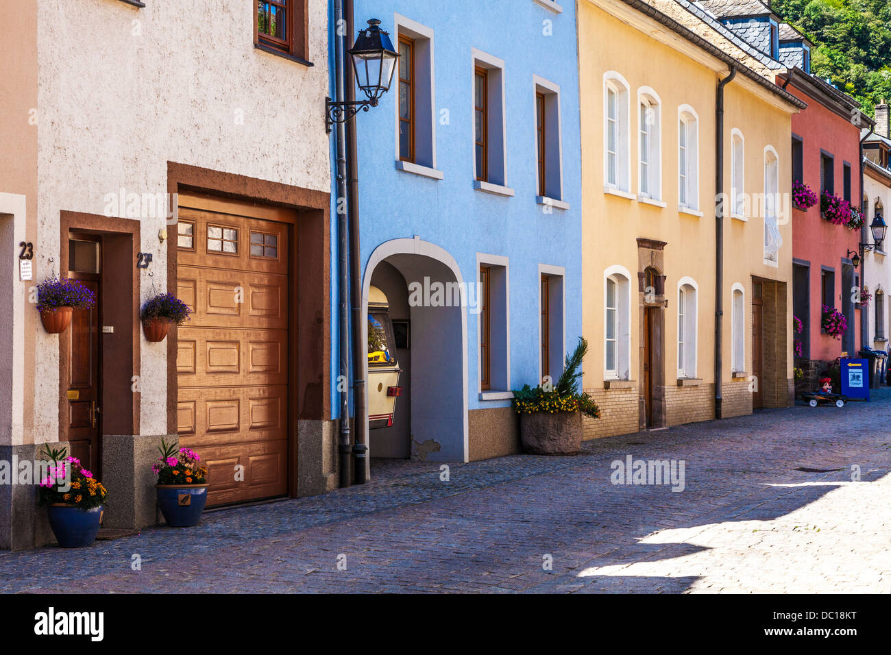 Bunte Häuser in einer schmalen gepflasterten Seitenstraße in dem malerischen Dorf von Vianden in Luxemburg. Stockfoto