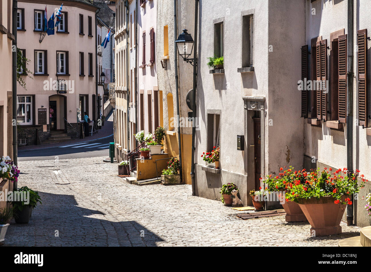 Einer der Seitenstraßen in dem malerischen Dorf von Vianden in Luxemburg. Stockfoto