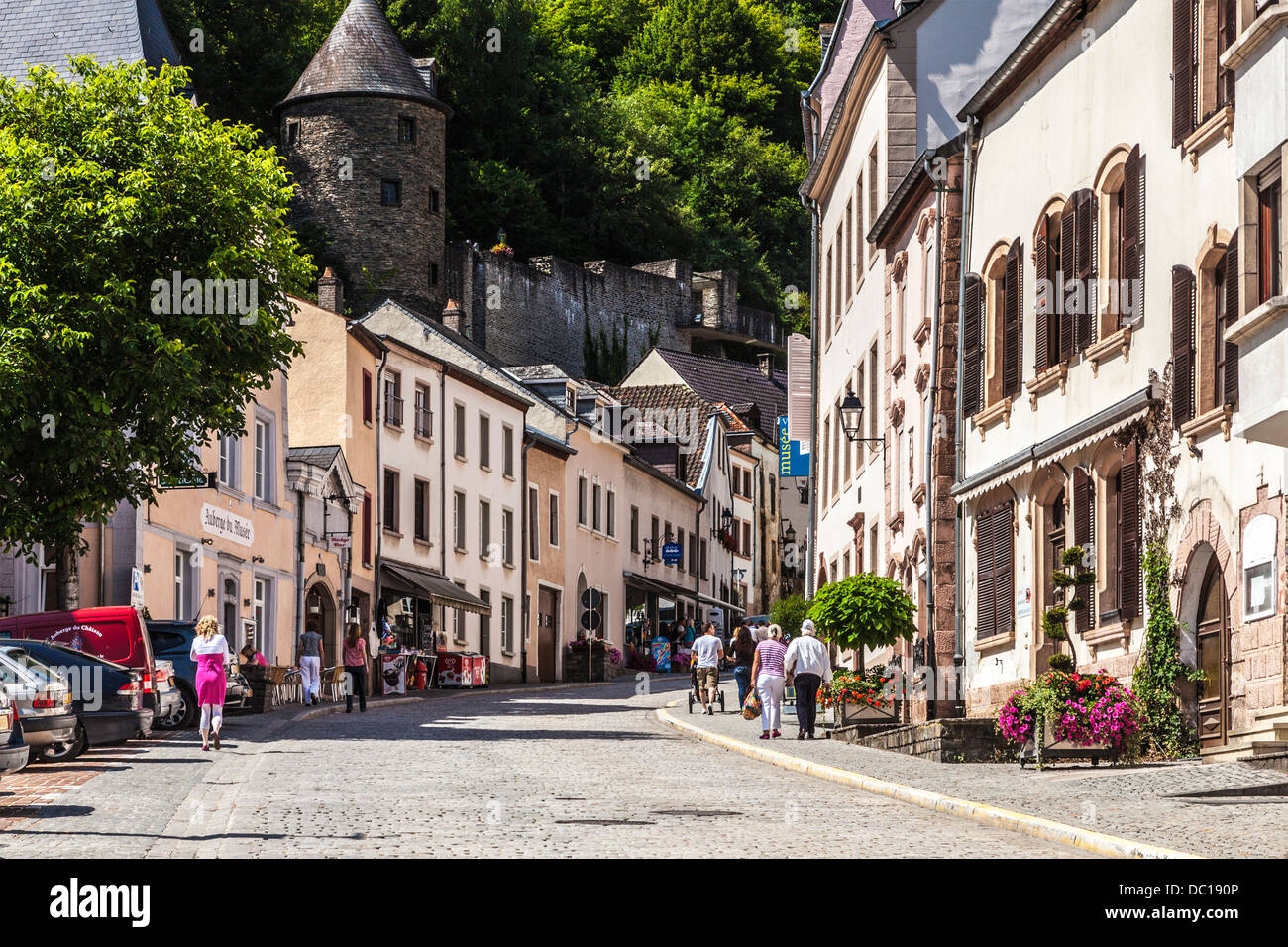 Einer der wichtigsten Straßen durch das malerische Dorf von Vianden in Luxemburg. Stockfoto