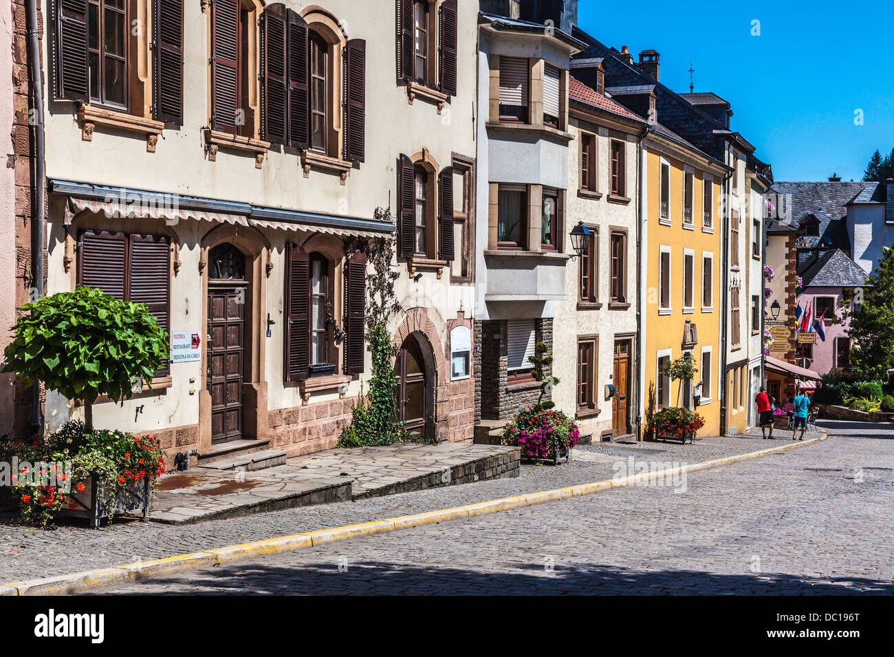 Einer der wichtigsten Straßen durch das malerische Dorf von Vianden in Luxemburg. Stockfoto