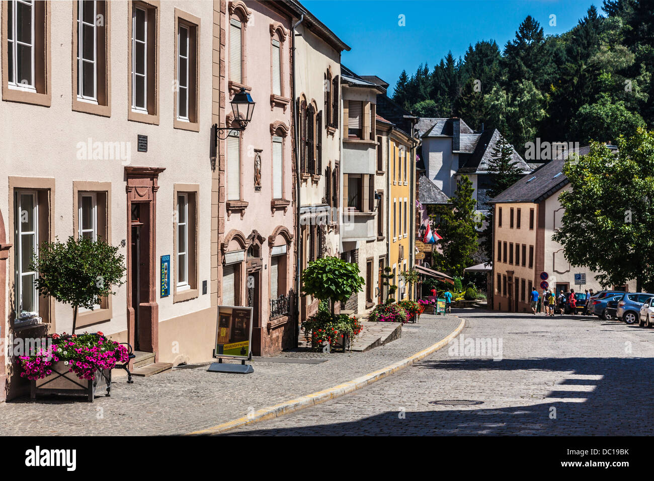 Einer der wichtigsten Straßen durch das malerische Dorf von Vianden in Luxemburg. Stockfoto