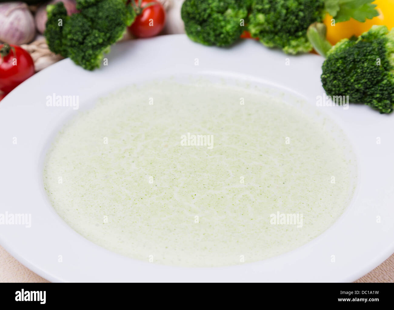 Rahmsuppe von Brokkoli mit Garnierung in weißer Teller Stockfotografie ...