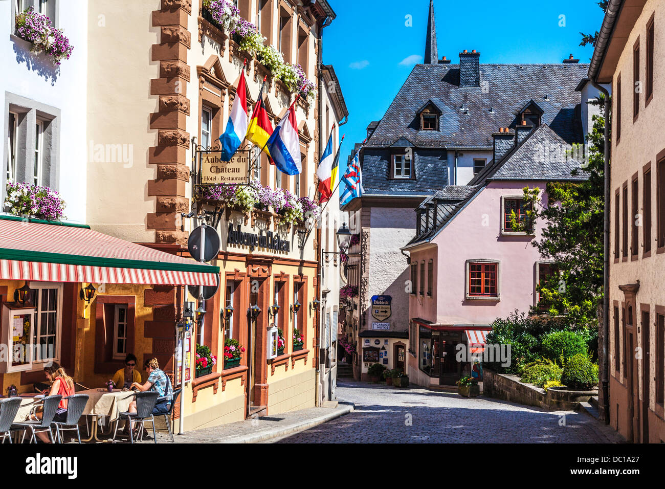 Einer der wichtigsten Straßen durch das malerische Dorf von Vianden in Luxemburg. Stockfoto