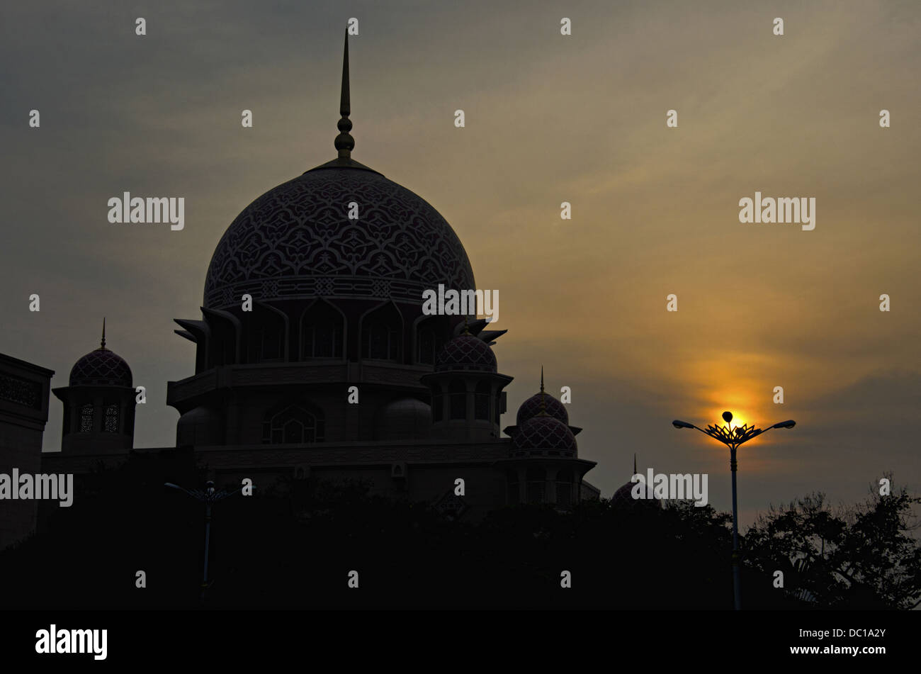 Sonnenuntergang am Putrajaya Moschee. Putrajaya eine Planstadt, die die administrative Hauptstadt von Malaysia dient Stockfoto