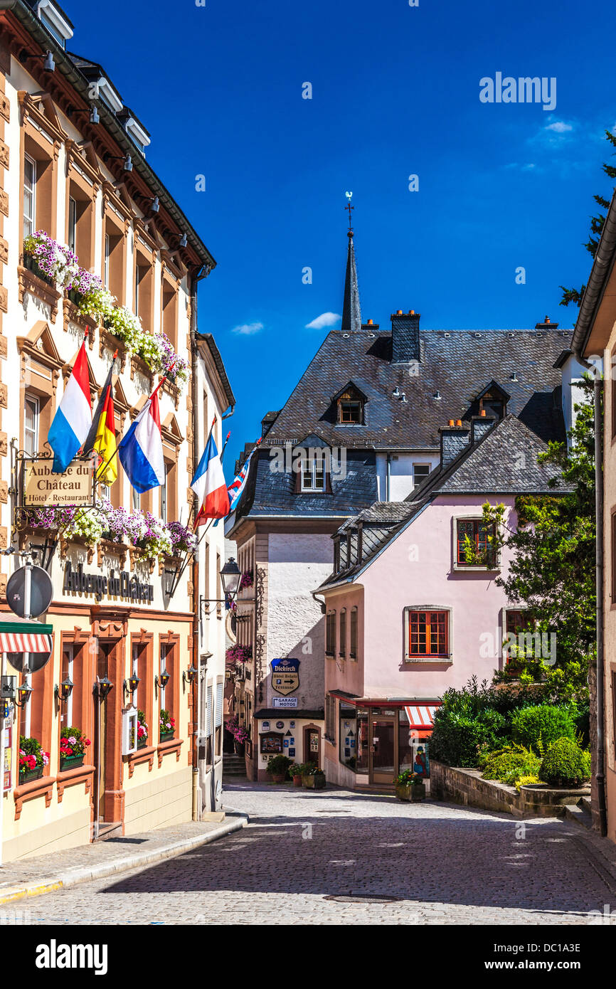 Einer der wichtigsten Straßen durch das malerische Dorf von Vianden in Luxemburg. Stockfoto