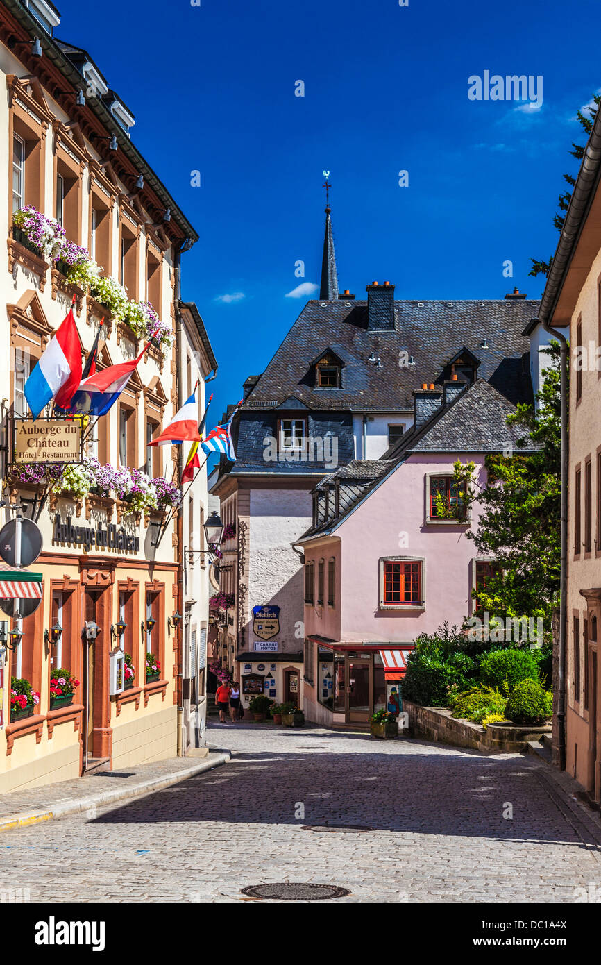 Einer der wichtigsten Straßen durch das malerische Dorf von Vianden in Luxemburg. Stockfoto