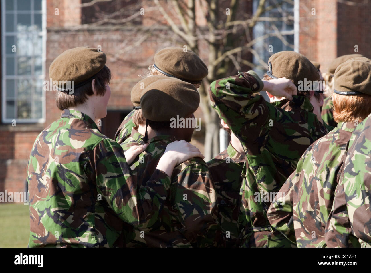 Gruppe von Armee-jüngstere Söhne Rückansicht, ein junger Mann hat seine Hände auf den Schultern der Cadet vor. Stockfoto