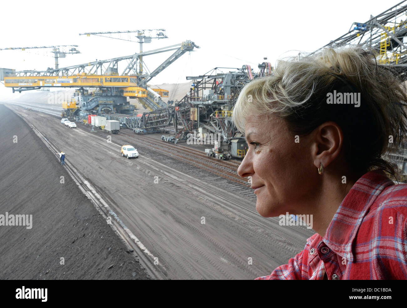 Anlagenbetreiber Sibylle Koall blickt auf das Control Center von der Förderbrücke F60 in den Tagebau Welzow, Deutschland, 11. Juli 2013. Foto: Ralf Hirschberger Stockfoto