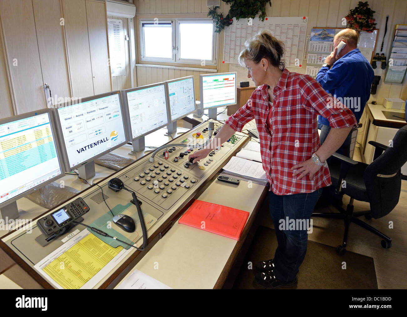 Anlagenbetreiber Sibylle Koall blickt auf Monitoren im Control Center von der Förderbrücke F60 in den Tagebau Welzow, Deutschland, 11. Juli 2013. Foto: Ralf Hirschberger Stockfoto