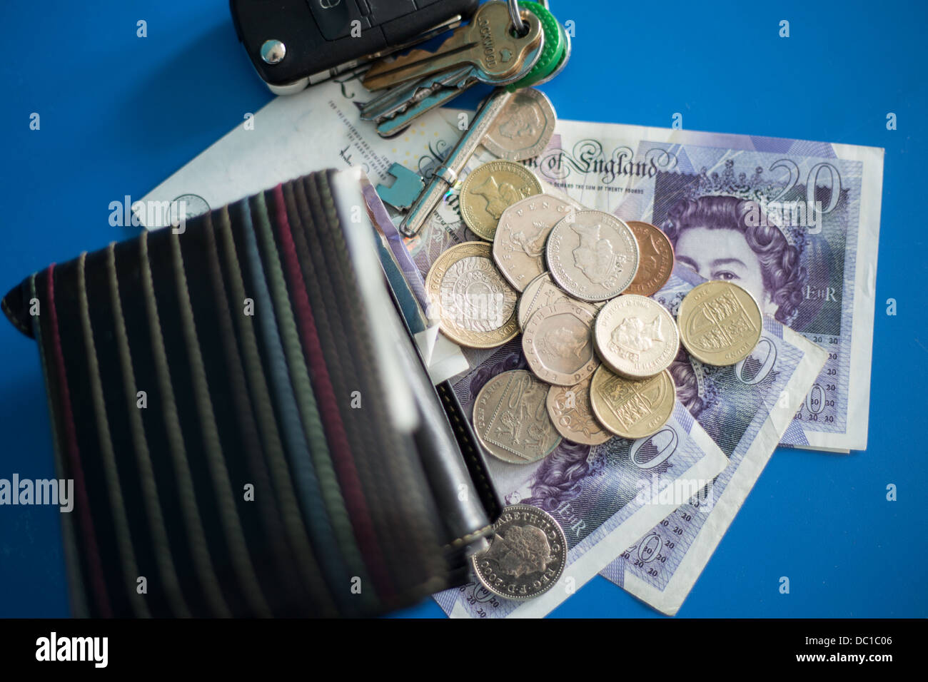 Brieftasche mit Münzen, Schlüsseln und British Bank of England 20 Pfund-Pfund-Noten. Stockfoto