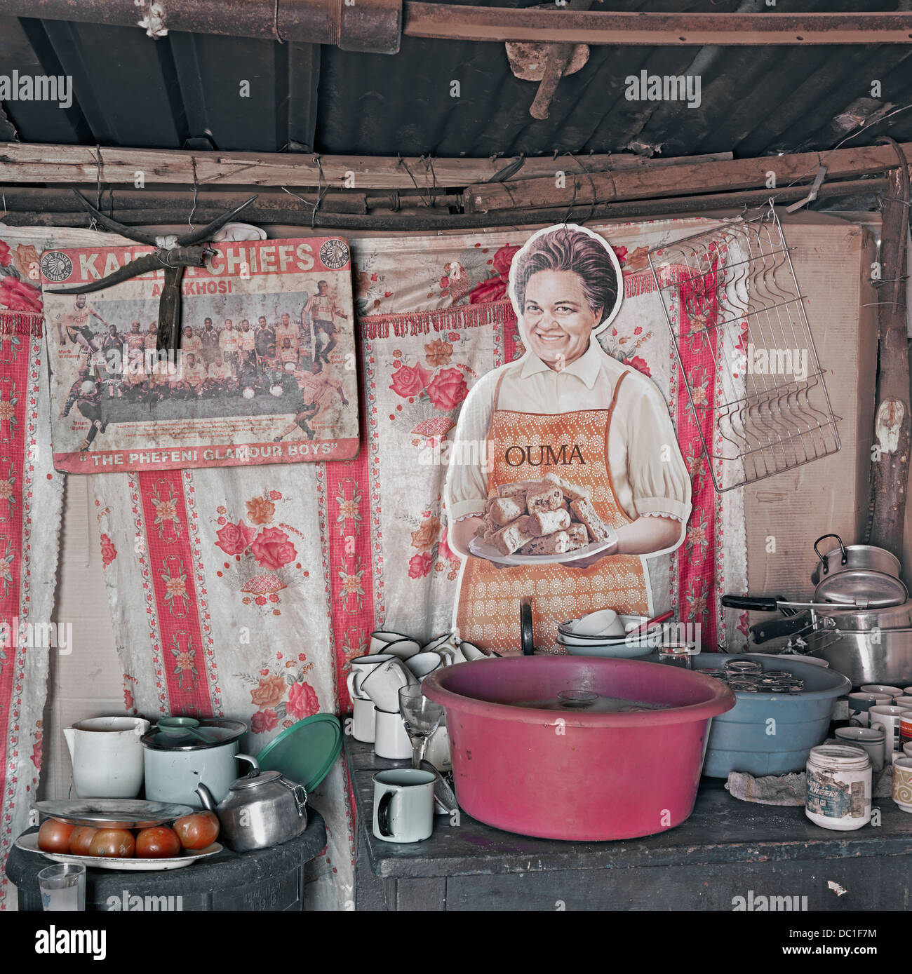 Südafrika, Upington, 2010. Eine Ansammlung von Dingen gesammelt, um eine Hütte Wohnung zu machen. Ouma Zwieback-Anzeige in der Küche. Stockfoto