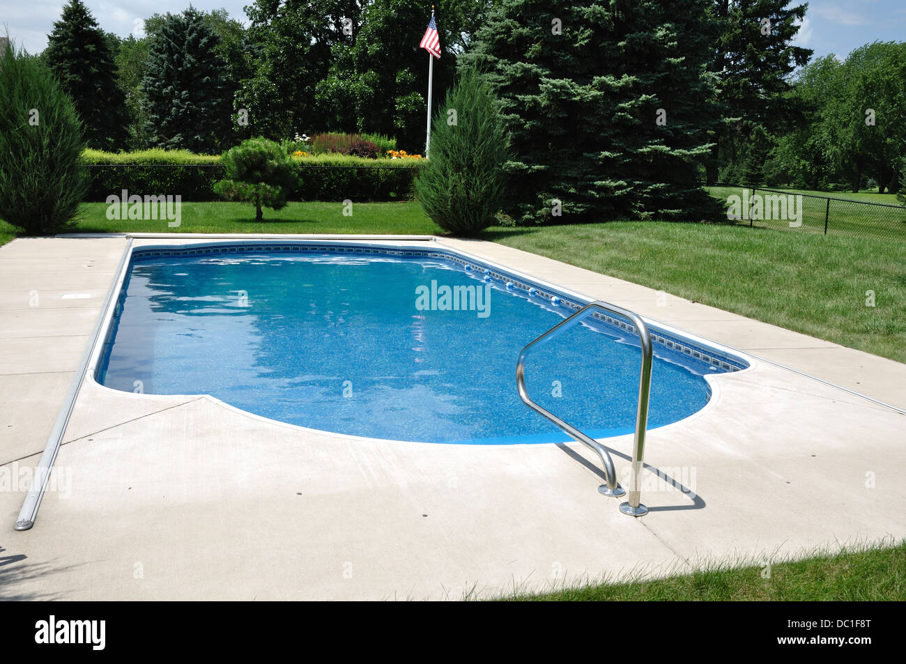 Schwimmbad in einem Hinterhof, USA Stockfoto
