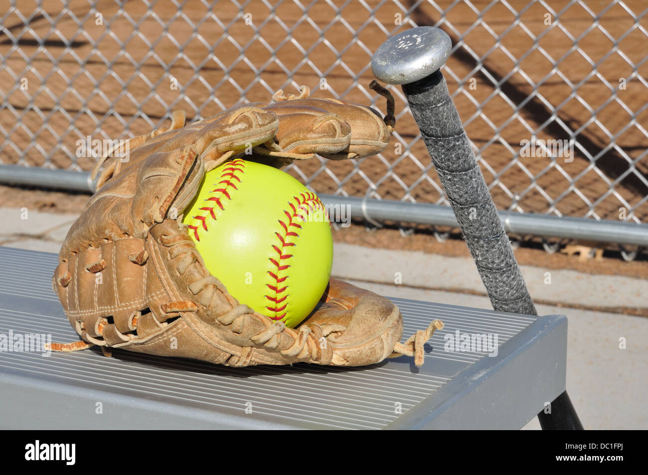 Softball-Schläger, Ball und Handschuh Stockfoto