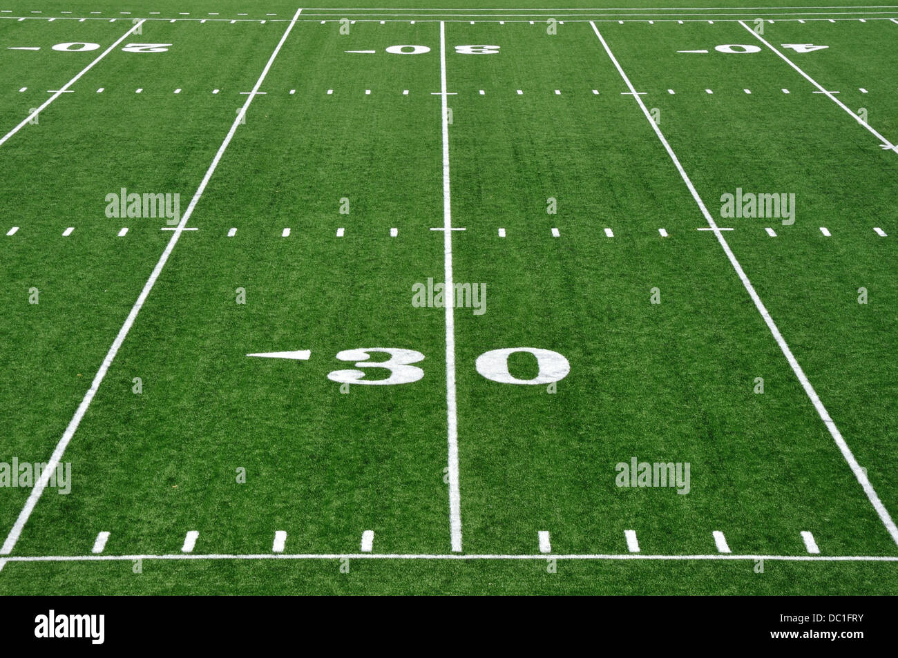 30 / 30 Yard Line auf einem American Football-Feld, USA Stockfoto