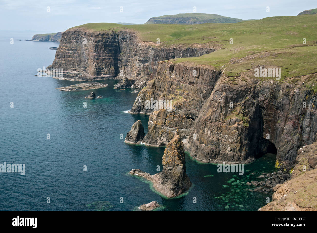 Meer-Stacks und Klippe Landschaft Duirinish Küste, Isle Of Skye, Schottland, Großbritannien Stockfoto