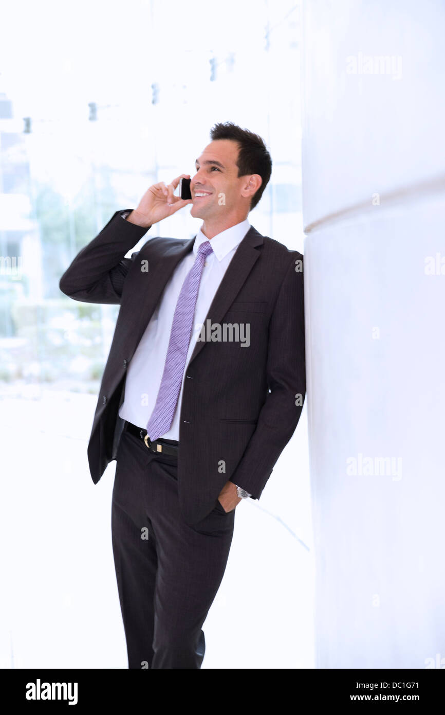 Lächelnde Geschäftsmann reden über Handy Stockfoto
