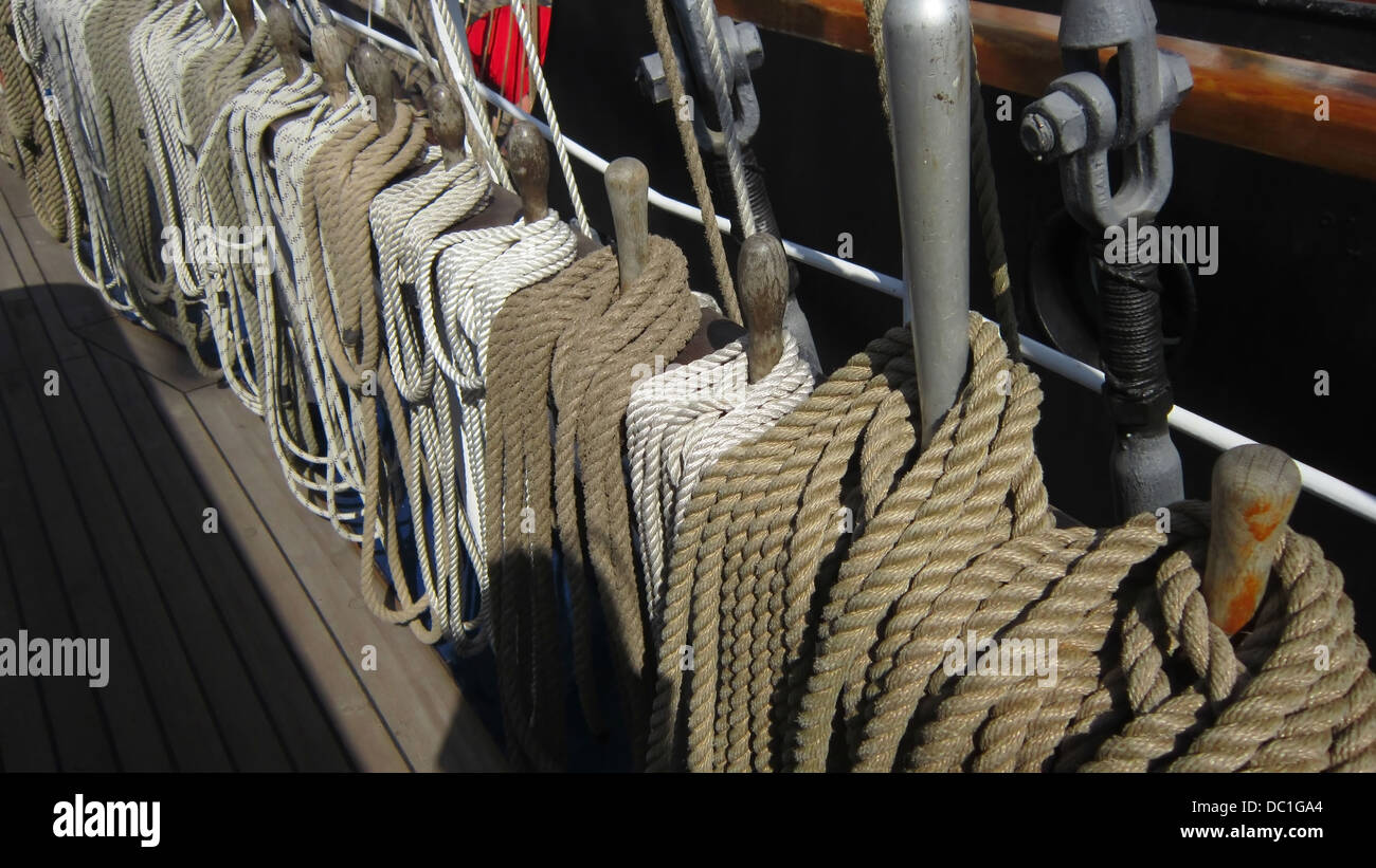 Großsegler mit Seilen und Knoten für die Segel Stockfoto
