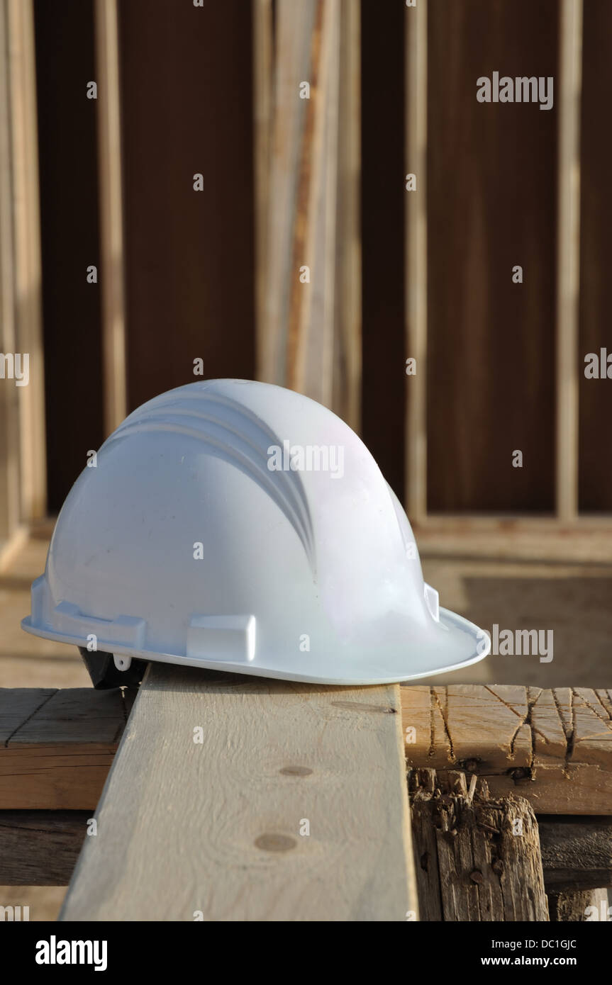 Helm auf einer Baustelle Stockfoto